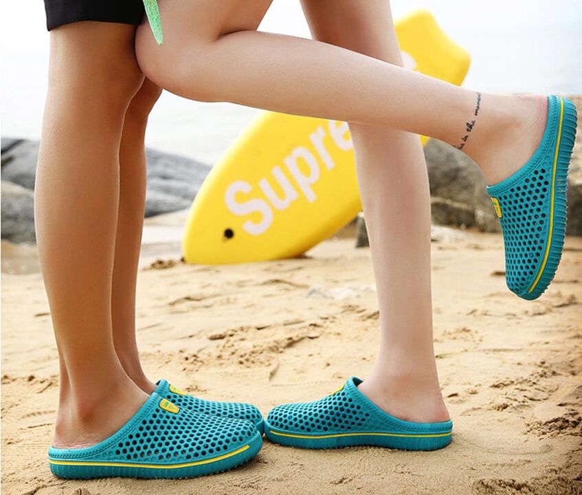 To prevent fungal infection, you should wear slippers when walking on the beach. 